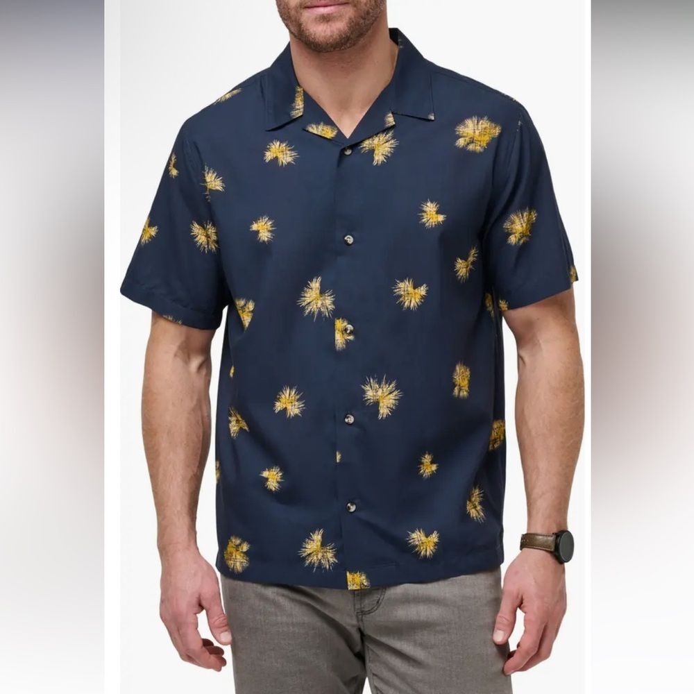 Travis Mathew Men’s Casino Holiday Camp Shirt in Size XL Short Sleeve Button Up